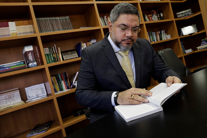 Decisão de ex-juiz de Coari pró Adail Filho invadiu alçada do TJ-AM