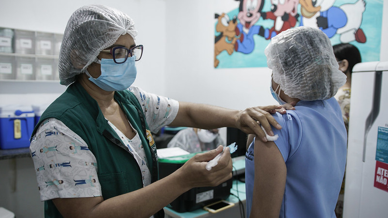 Pesquisador da Amazônia alerta que vacinas podem não segurar P.1