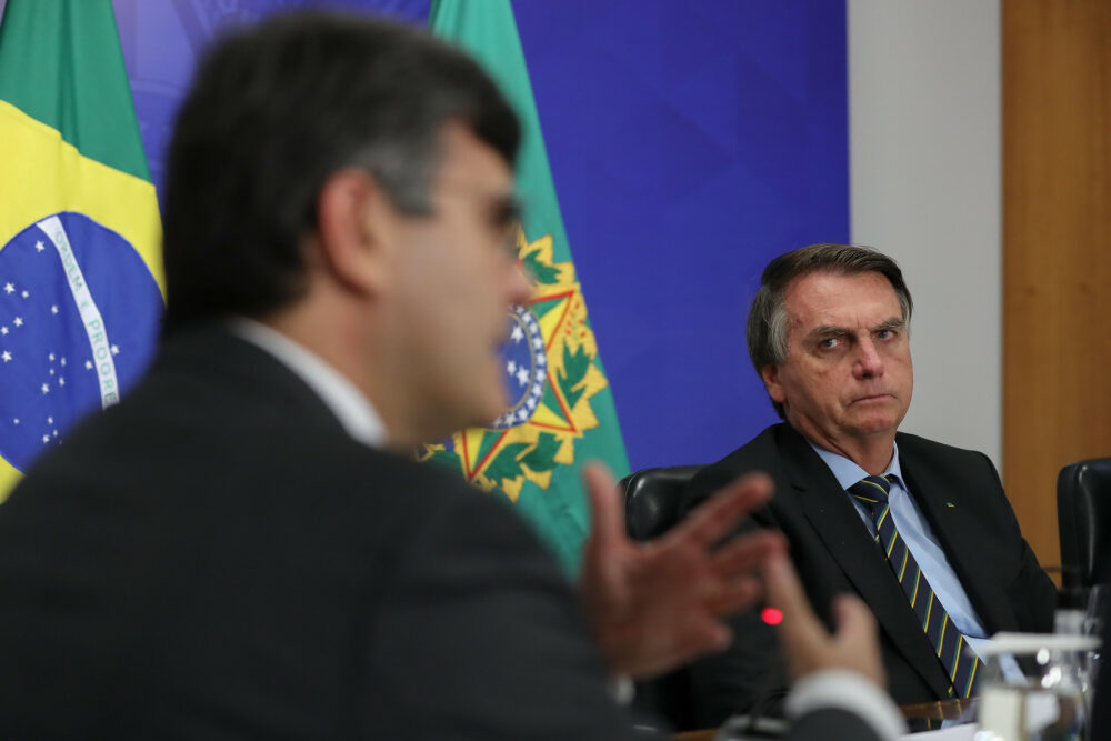 Bolsonaro diz que Fachin tornou elegível “dos maiores bandidos do Brasil”