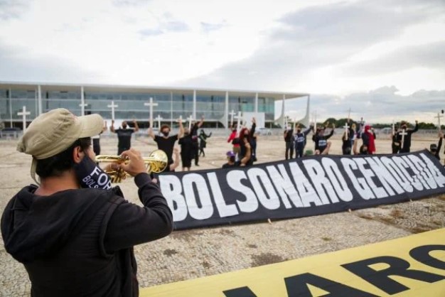 Manifestantes cobram vacinação e atacam Bolsonaro