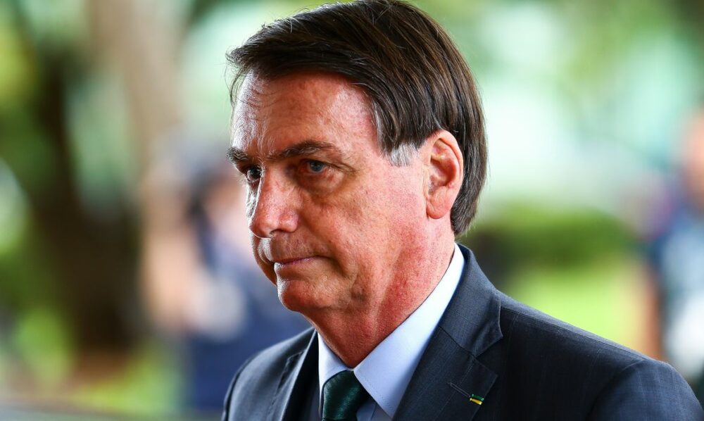 Em live, Bolsonaro ri com ministro dos suicídios na pandemia