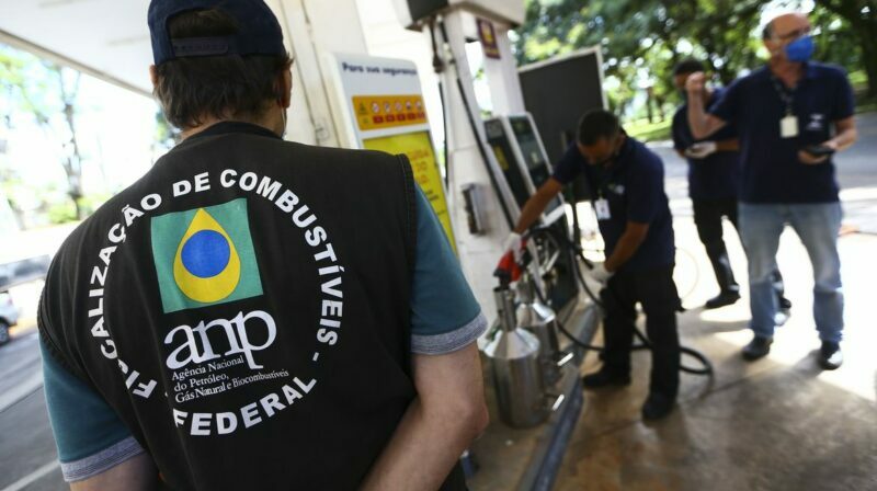 ANP vê fraudes em postos de combustíveis flutuantes de Manaus 