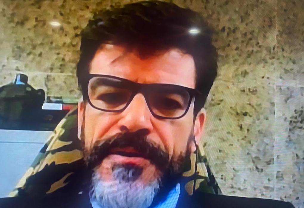 Superintendente da PF-AM cai enquanto dá entrevista à Globo News