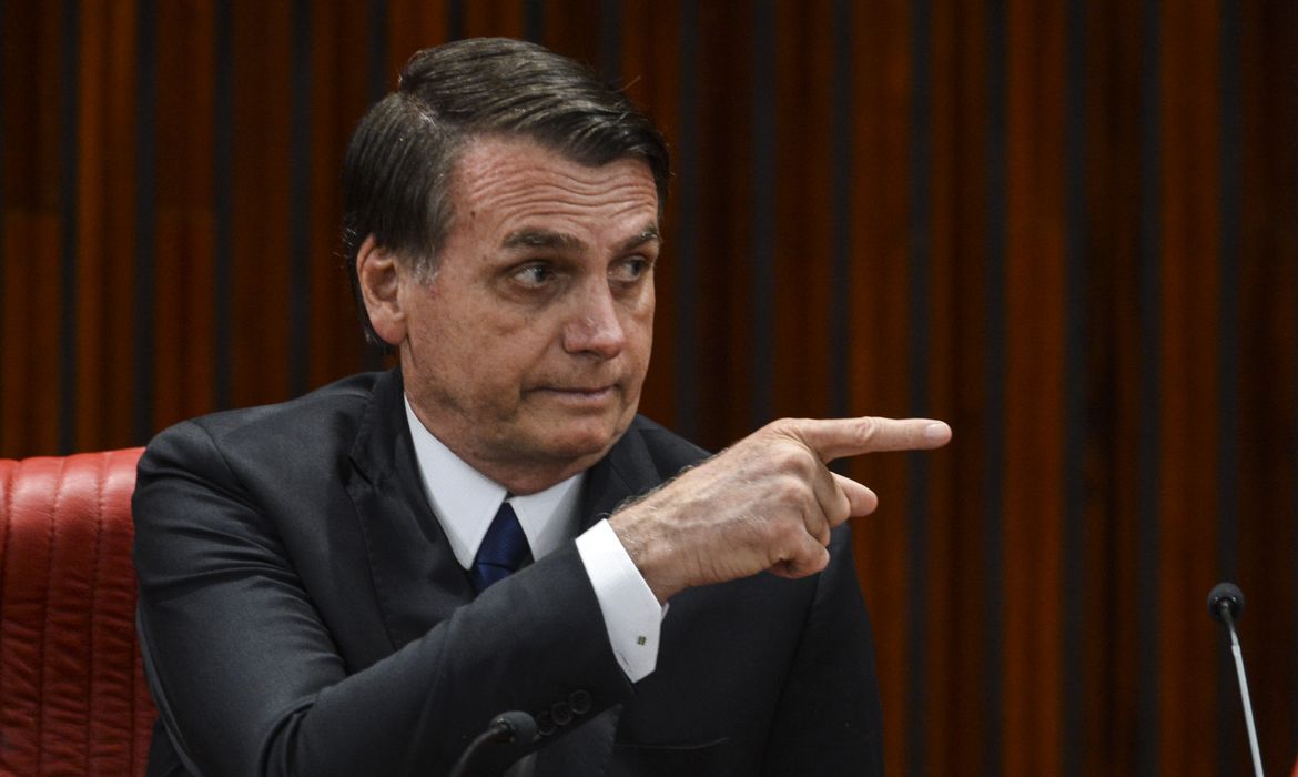 Bolsonaro trata com desprezo falta de oxigênio em Manaus