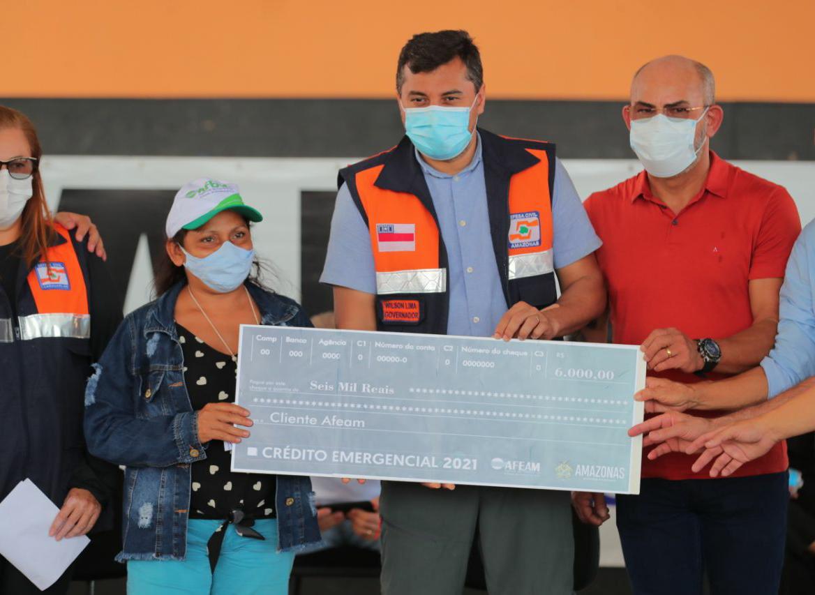 Wilson Lima entrega Crédito Solidário em municípios atingidos pela cheia