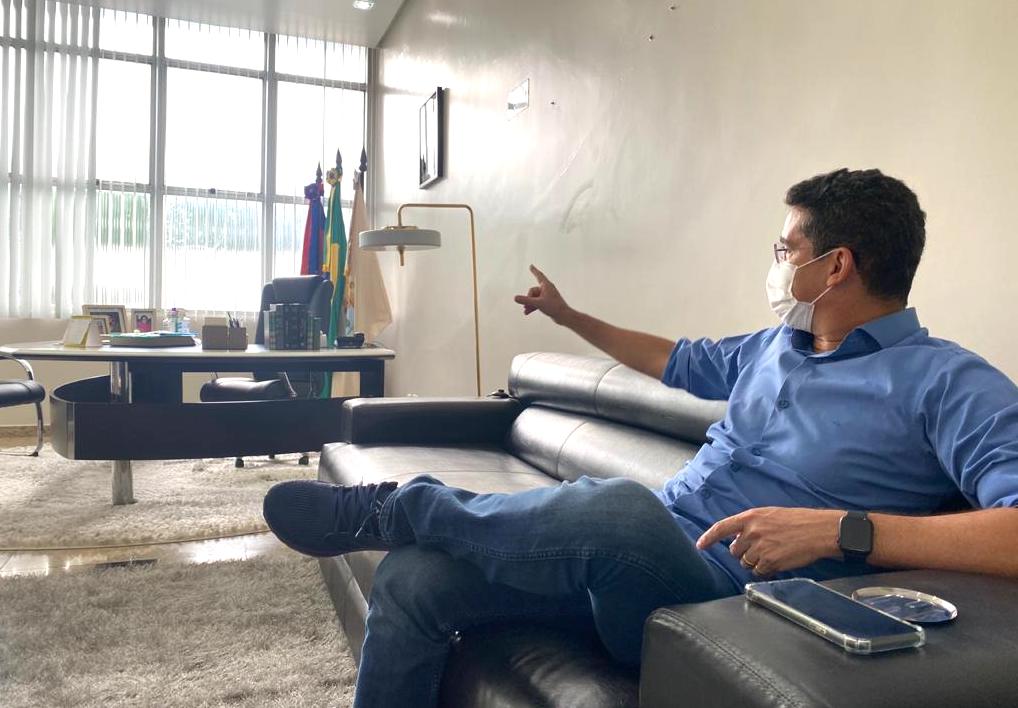 Nos 100 dias de gestão, David Almeida se diz prefeito de rua e que nem senta na cadeira de prefeito