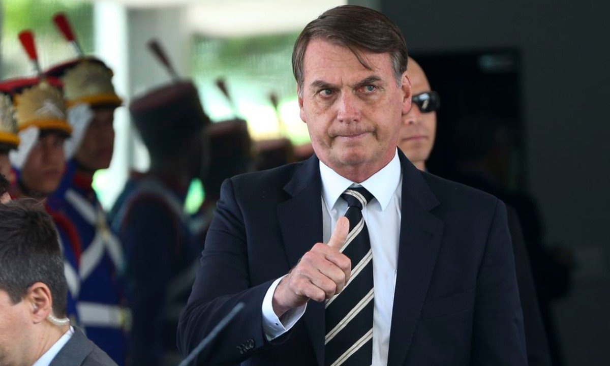 Acuado, Bolsonaro ataca cúpula da CPI da covid no ‘cercadinho’