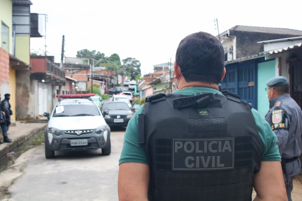 Policiais civis e da Rocam são presos por suspeita de agir com traficantes