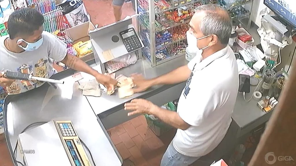 Vice-prefeito de Maués sofre assalto na própria loja e fica na mira de arma de fogo