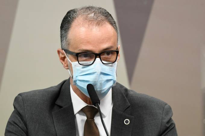 Chefe da Anvisa critica falas de Bolsonaro contra vacinação