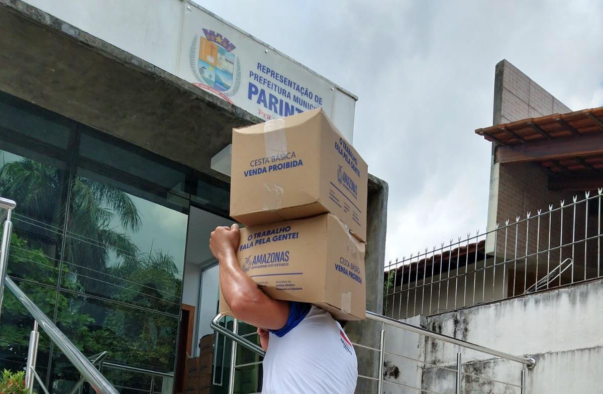 Governo do AM envia cestas básicas para artistas plásticos de Parintins