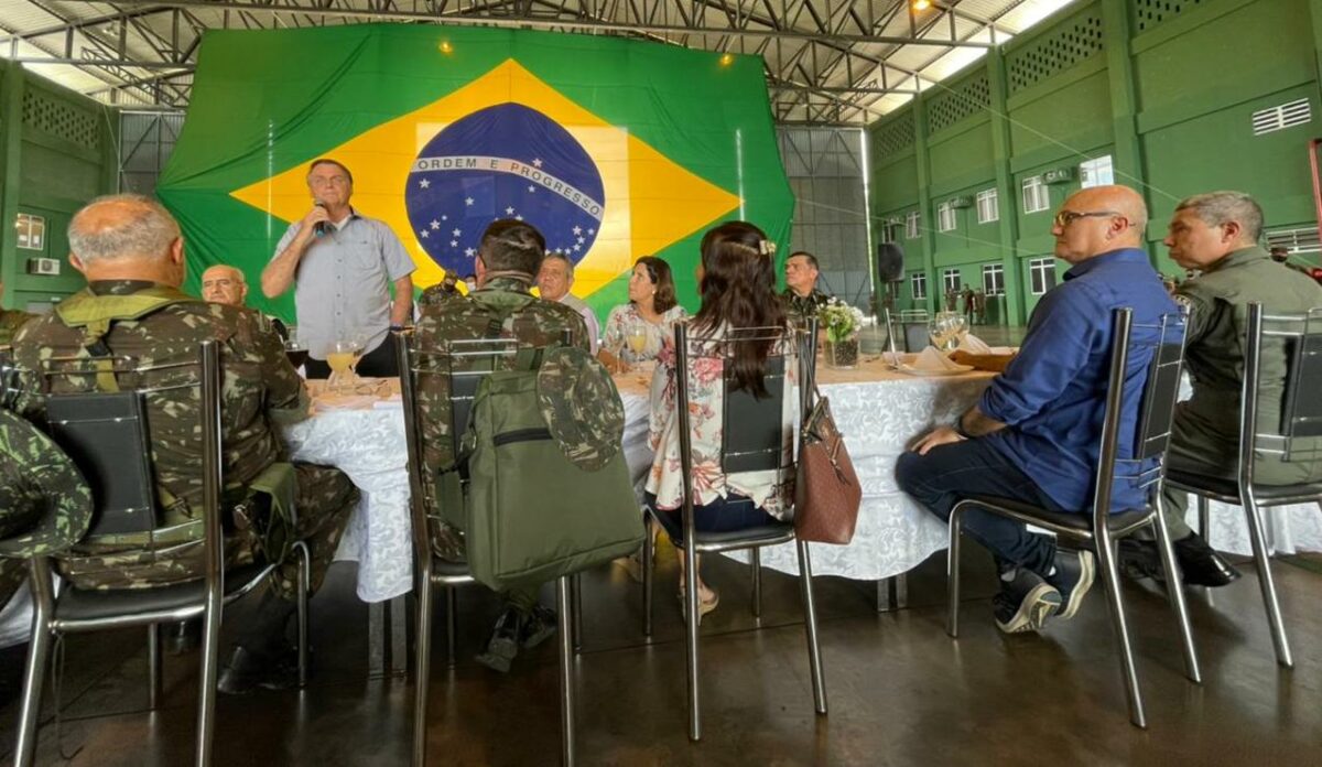 No AM, Bolsonaro volta a fazer ameaça ao país de uso do “seu Exército”