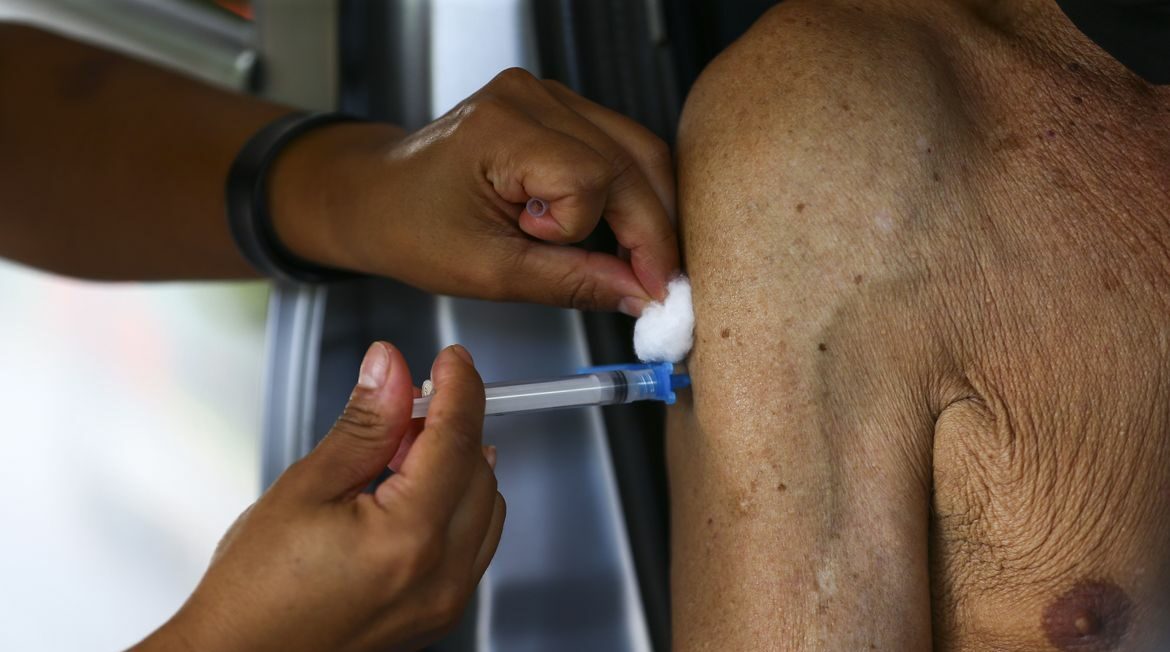 Nova vacina chinesa, de uma dose, pede autorização da Anvisa