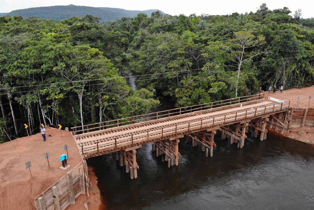 Bolsonaro inaugura ponte e conversa com garimpeiros em terras indígenas