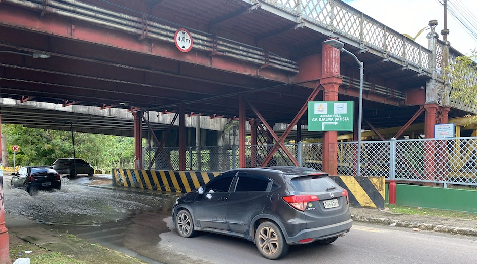 Passagem de veículos construída sob a ponte dos Bilhares está inundada