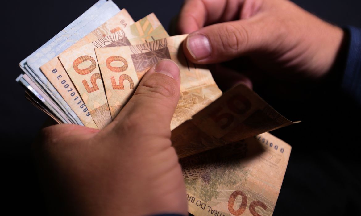 Bolsonaro distribui R$ 38,7 bilhões pensando em baixar rejeição