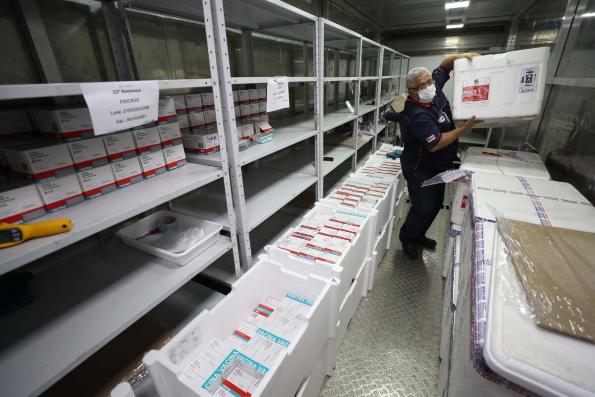 Governo do Amazonas recebe 253 mil doses de vacina contra a covid-19