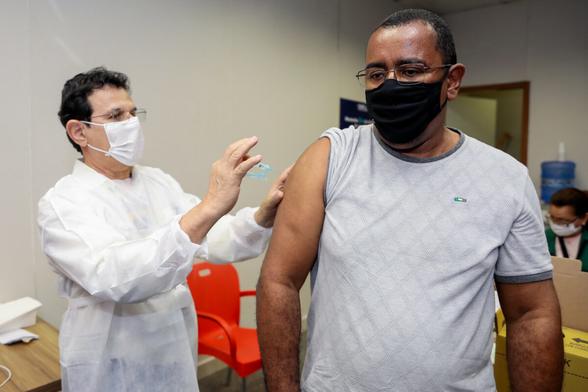 Para presidente do Brasil, se vacinar contra covid é para 'apavorados'