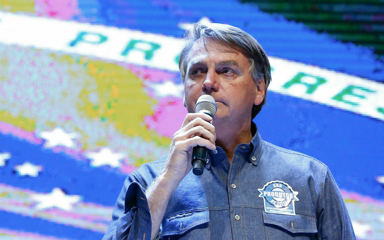 ‘Todo mundo tem que comprar fuzil’ é conselho de Bolsonaro ao povo