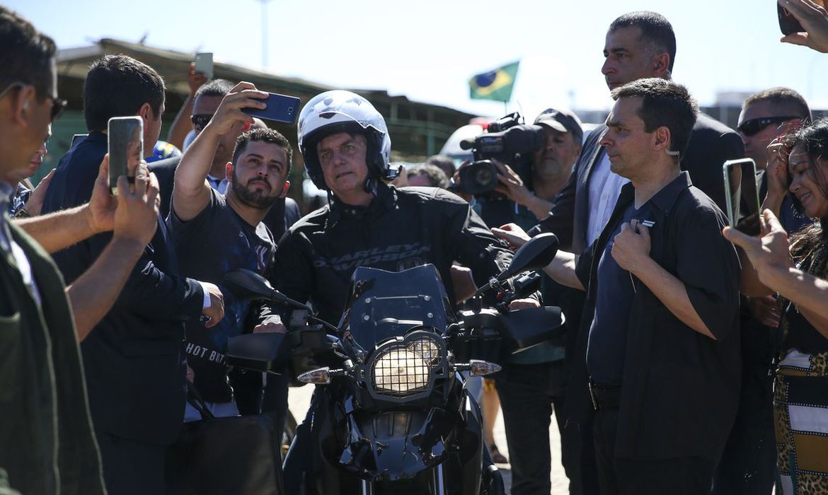 Sem máscara, Bolsonaro passeia de moto com apoiadores em Chapecó