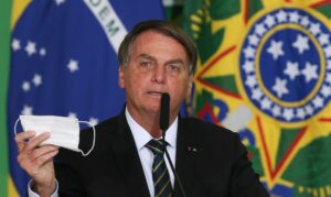 OMS contraria Bolsonaro e orienta que brasileiro siga usando máscara