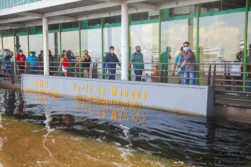 Cheia recua e rio Negro desce seis centímetros no Porto de Manaus