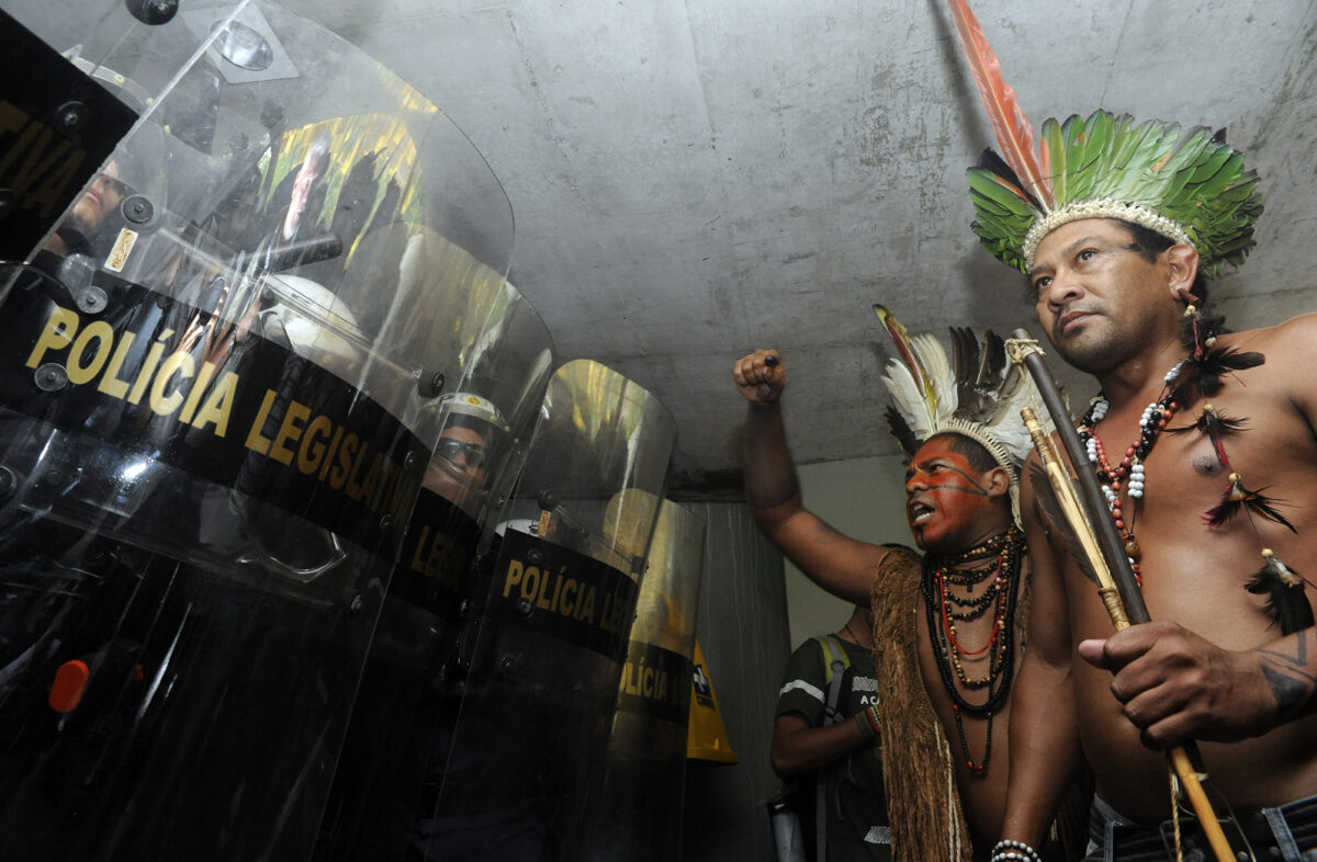 Protesto de indígenas na Câmara acaba com feridos por bombas e flechas