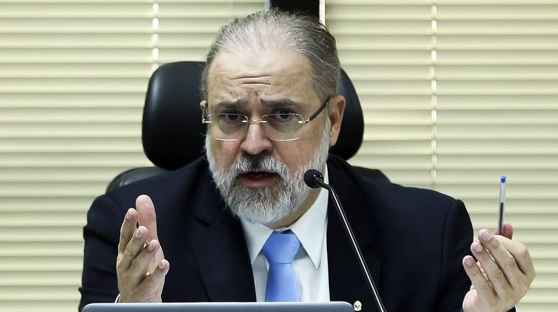 Bolsonaro sugere ao Senado mais dois anos para Augusto Aras na PGR
