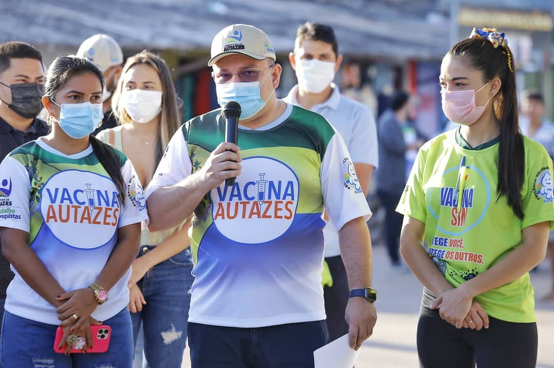 Autazes vacina 3.727 pessoas em um dia e prefeito comemora