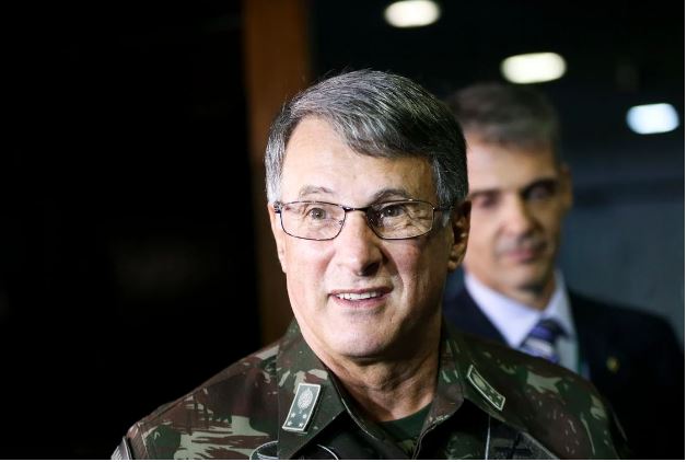 Planalto determina geladeira de seis meses ao ex-comandante do Exército