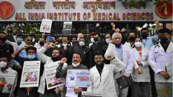 Médicos indianos denunciam agressões por familiares de vítimas da covid