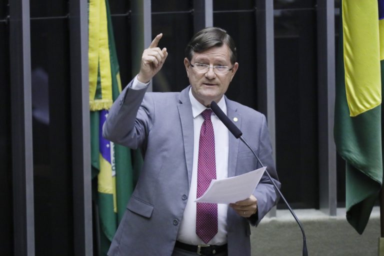 Deputado do AM vê Brasil sob governo militar e regras de generais