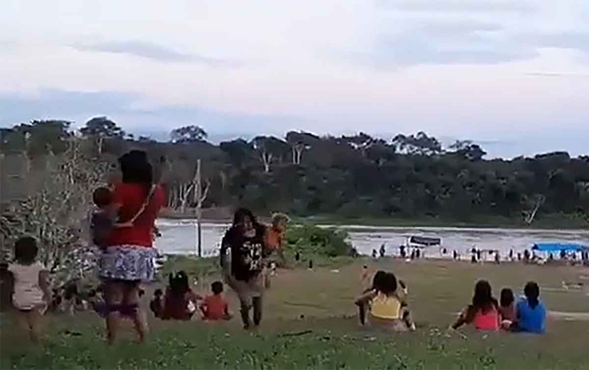 Indígenas pagam ‘pedágio’ para chegar a município em Roraima