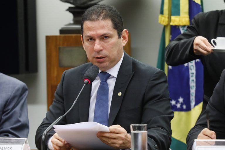 'Ministro ainda não entendeu que não é mais operador de bolsa', diz Ramos