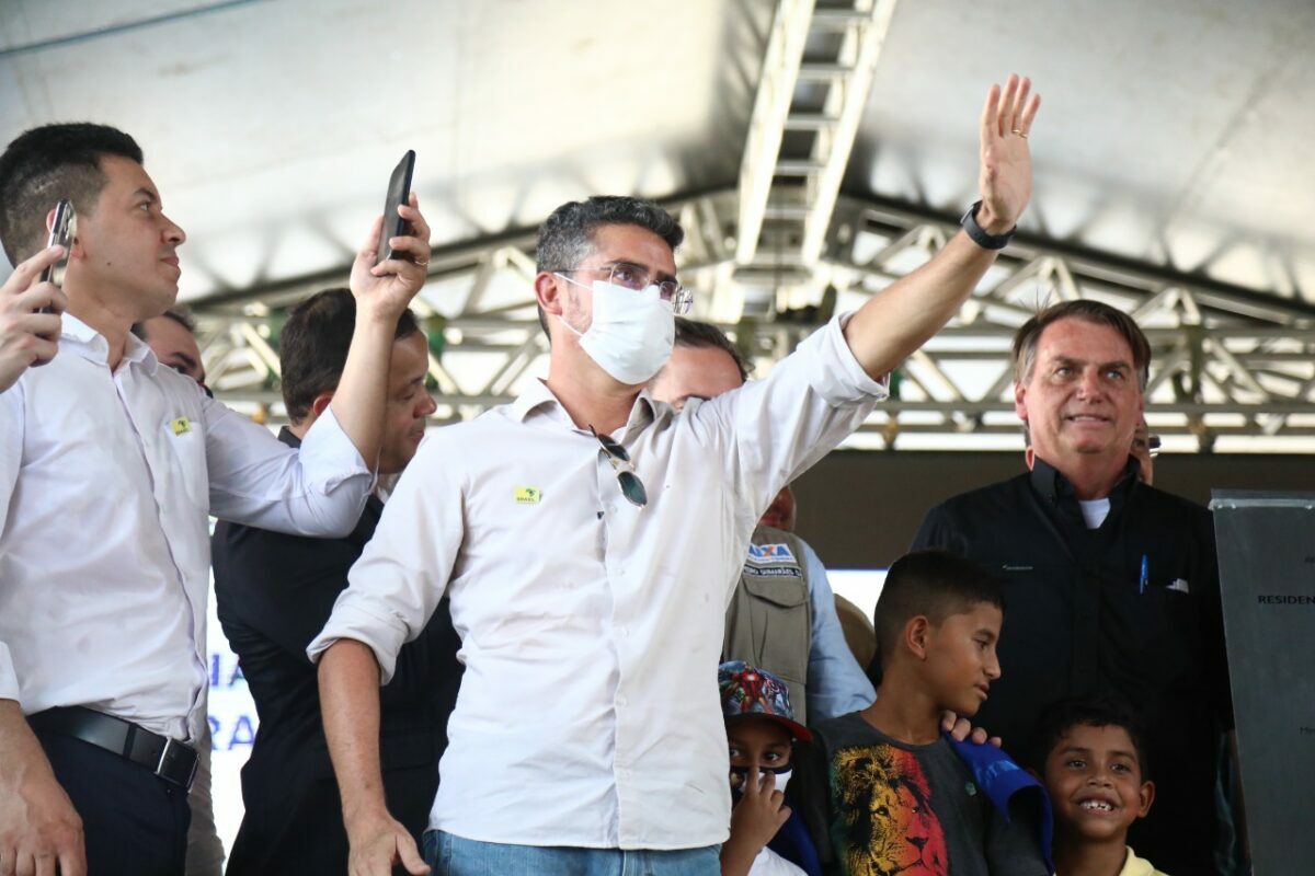 Bolsonaro ouvindo, prefeito de Manaus anuncia mais R$ 1,2 bi à habitação