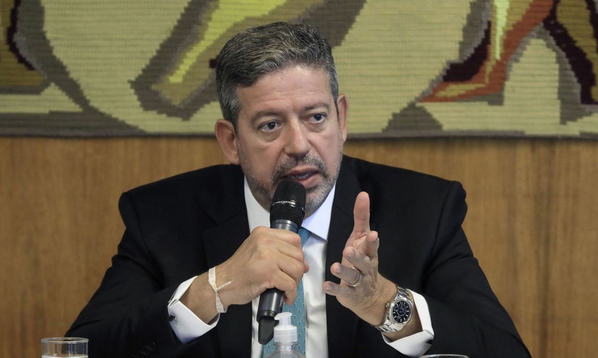 Lira informa ao STF que Daniel Silveira não fica na CCJ da Câmara