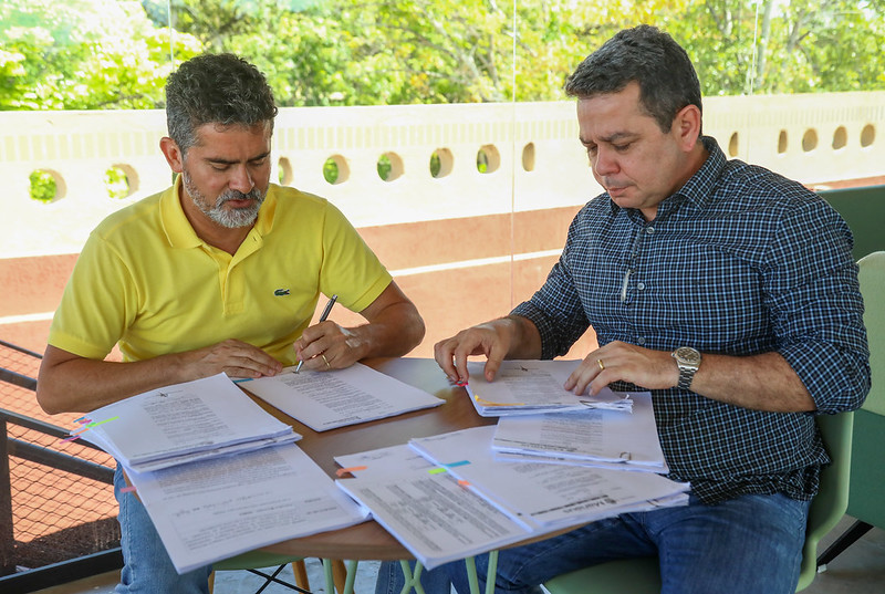 Prefeito de Manaus faz avançar carreira de 260 servidores da educação