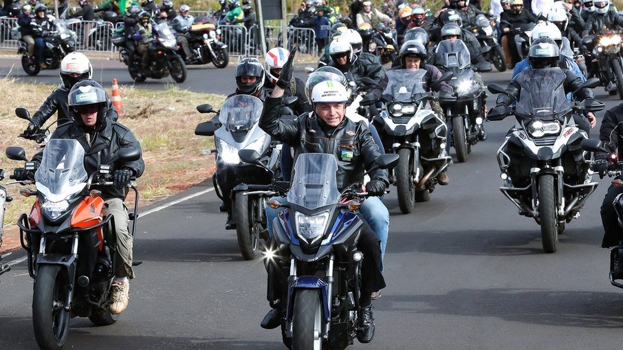 Bolsonaro participa de oitava “motociata” com apoiadores