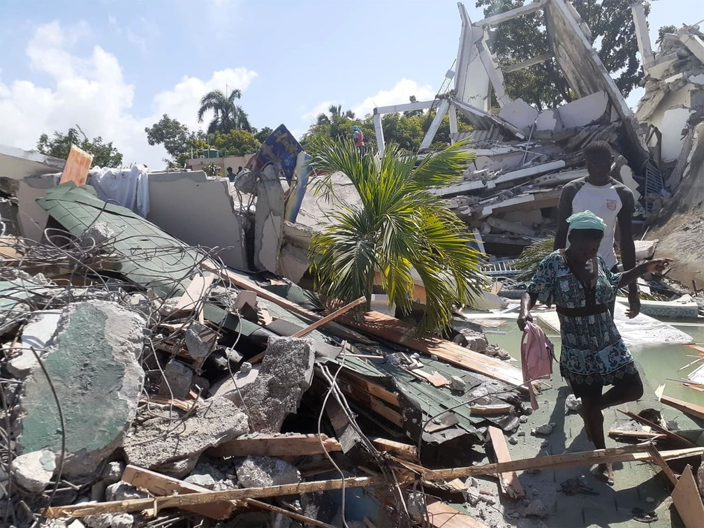 Haiti sofre novo tremor e mortos já passam de 1,2 mil