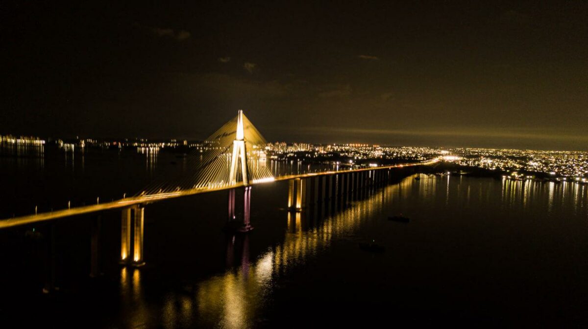 Governo do Amazonas conclui nova iluminação da Ponte Rio Negro