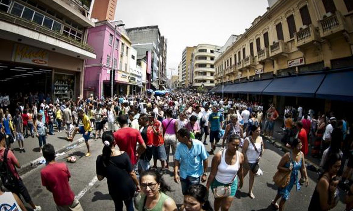 População brasileira chega marca de 213,3 milhões de pessoas, divulga IBGE
