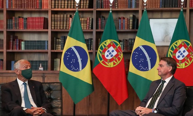 Bolsonaro dispara piadas 'de quinta' e constrange comitiva portuguesa
