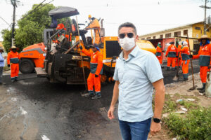 Prefeito David Almeida em visita a serviço de asfaltamento em Manaus