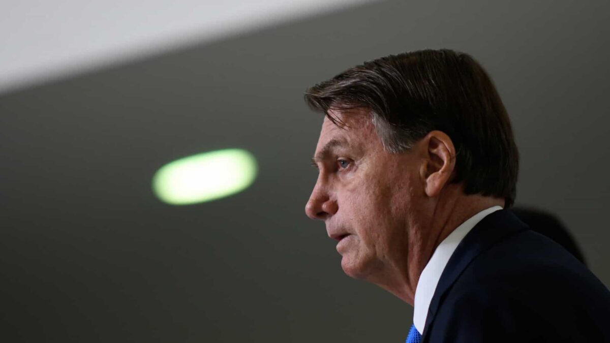 Ladeira abaixo, Bolsonaro muda conversa e até elogia Barroso
