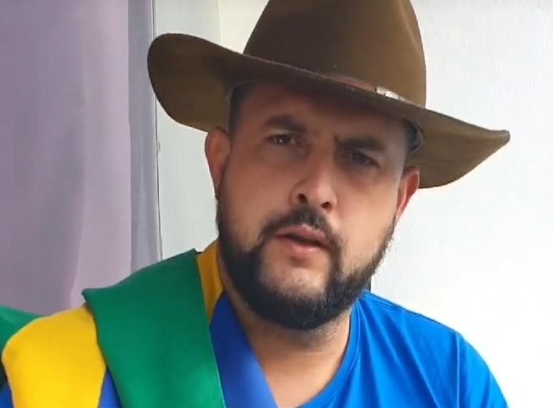 Caminhoneiro bolsonarista inflama atos no Brasil de hotel no México