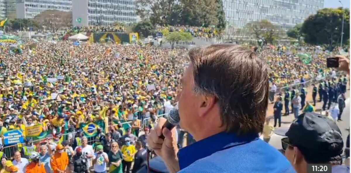 Bolsonaro ameaça presidente do STF em discurso golpista