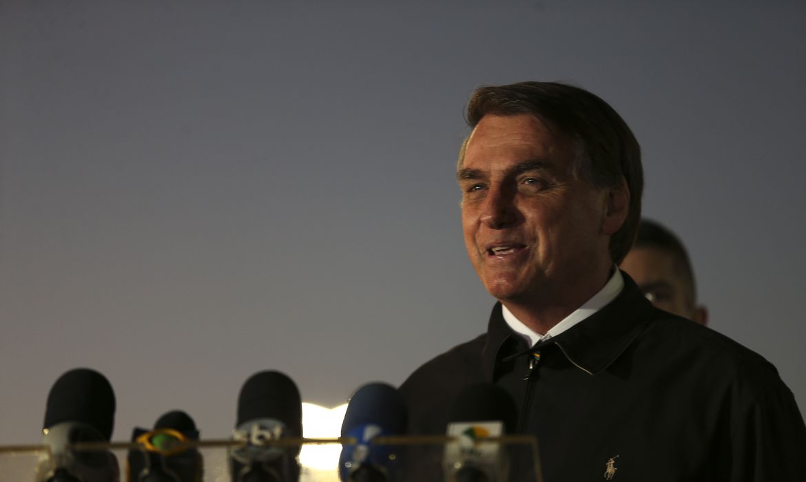 Mentir faz parte da nossa vida, diz Bolsonaro sobre fake news
