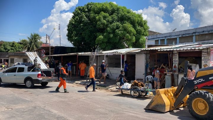 Prefeitura de Manaus retira boxes que ocupavam faixa e calçada públicas