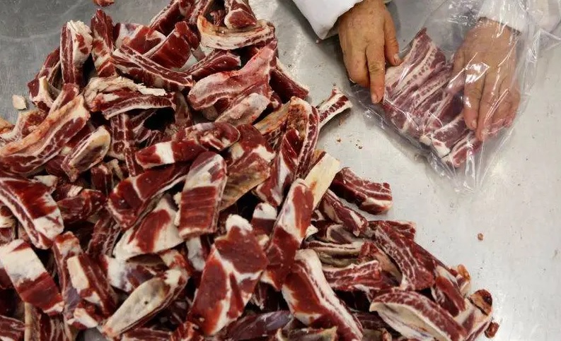 Barrada pela China, governo deve vender carne a outros consumidores