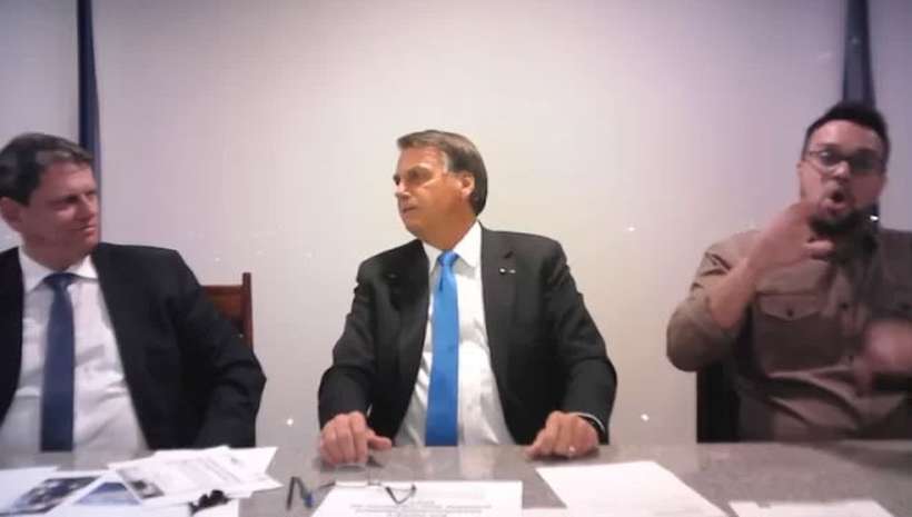 Bolsonaro volta a disseminar fake news sobre covid-19 em sua live